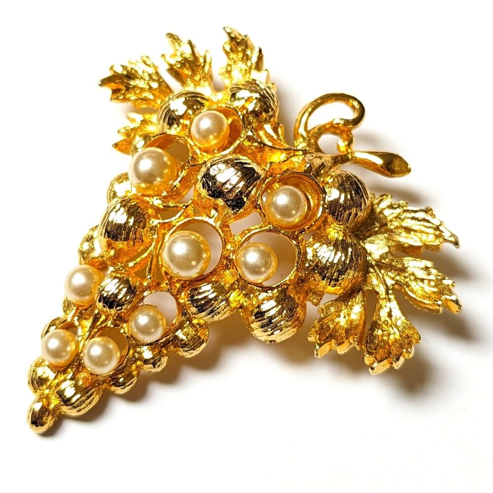 Vintage Estate Gold Tone Faux Pearl Collectible Figural Grape Bunch Brooch